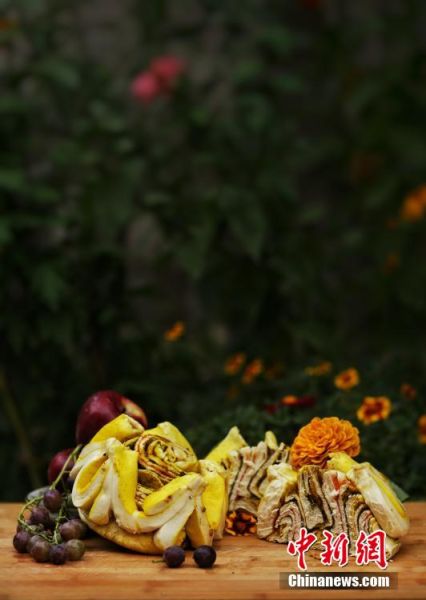 圖為做好的月餅，狀似玫瑰，切開(kāi)后層層疊疊，色彩斑斕。張文 攝