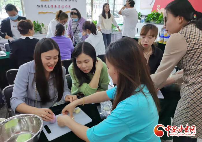 解鎖新技能！蘭州七里河區(qū)秋天的第一份手工月餅來(lái)了