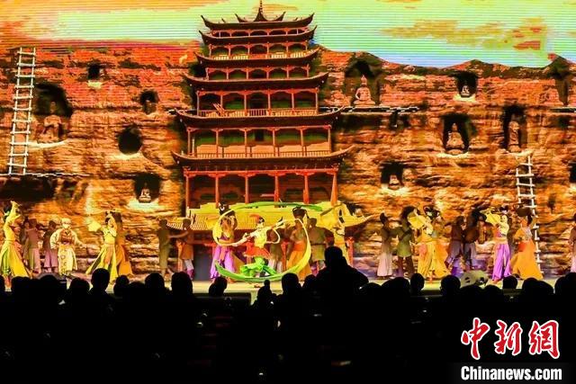 開幕式文藝展示“相約敦煌”，通過數(shù)字技術(shù)將莫高窟“搬到”演出現(xiàn)場。　甘肅省文化和旅游廳供圖