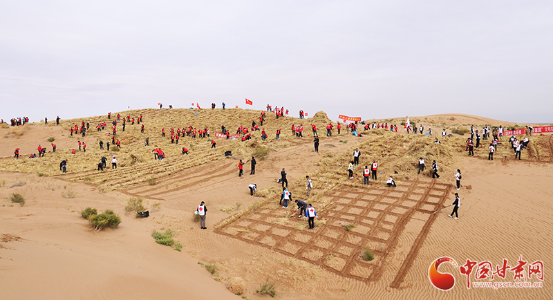 甘肅省委宣傳部、省文明辦、省志愿服務(wù)聯(lián)合會在古浪縣舉行壓沙主題文明實(shí)踐志愿服務(wù)活動(dòng)