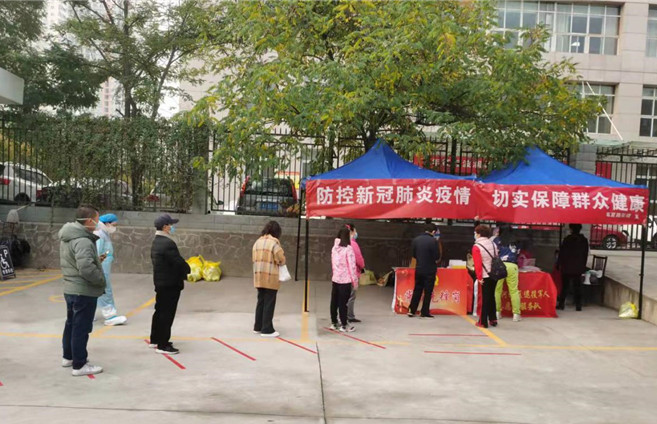 城關(guān)區(qū)紀(jì)委監(jiān)委各監(jiān)督檢查組督促各街道核酸檢測(cè)點(diǎn)落實(shí)“一米線”制度。.jpg