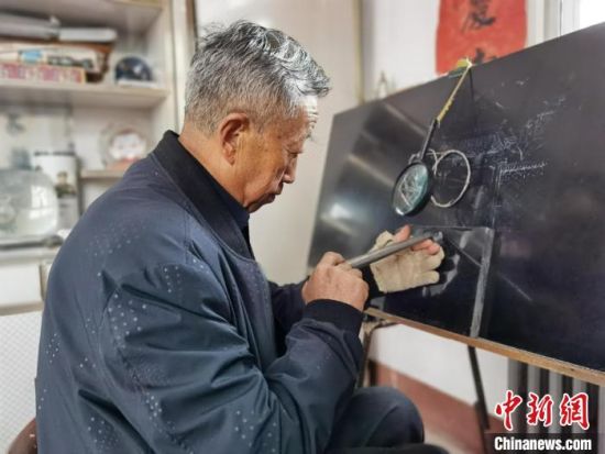 圖為陶世清在創(chuàng)作中。　楊娜 攝