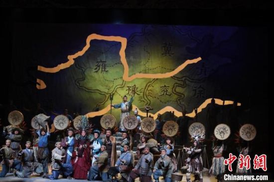 作為隴劇“梅花”，雷通霞在《大禹治水》中甘當“綠葉”，該劇推出后，反響十分熱烈。(資料圖) 楊艷敏 攝