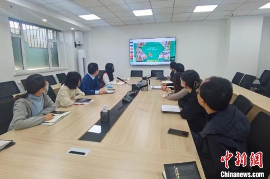 圖為甘肅教育出版社《寫給青少年的敦煌故事》叢書項目組，探討圖書封面設計?！￠Z姣 攝