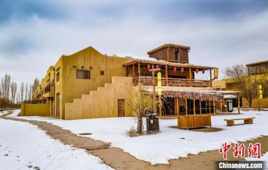 雪落敦煌月牙泉小鎮(zhèn)。　王斌銀 攝