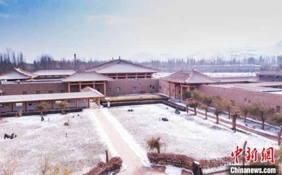 圖為雪落大漠古堡——敦煌山莊?！⊥醣筱y 攝