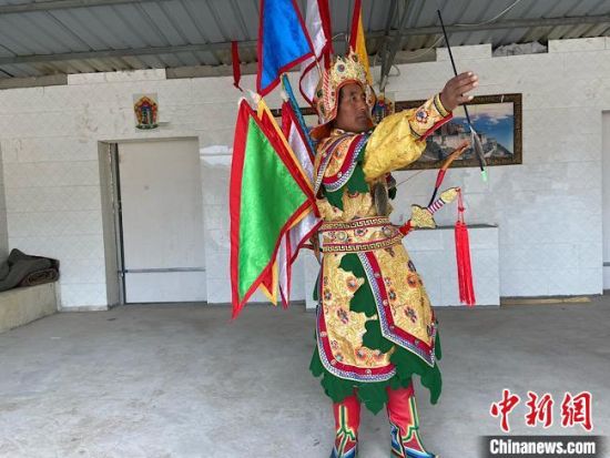 圖為完代才讓在外木村戲臺(tái)出演。　宋子昕 攝