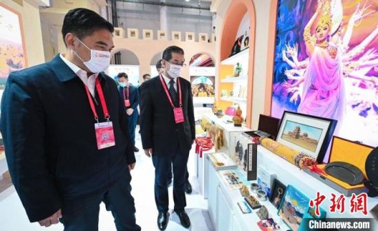 圖為甘肅省副省長(zhǎng)孫雪濤(左)與甘肅省文化和旅游廳廳長(zhǎng)陳衛(wèi)中(右)一同參觀“甘肅館”?！「拭C省文化和旅游廳供圖