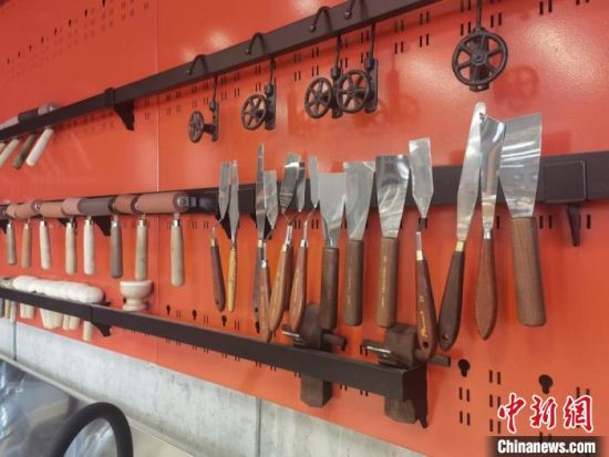 圖為徐晉林制作雕版敦煌壁畫所用工具。　閆姣 攝