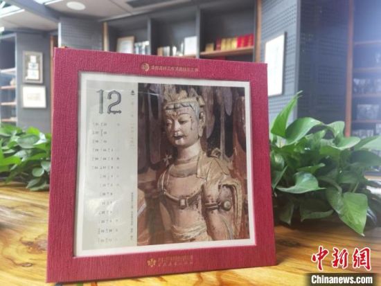 圖為徐晉林制作的敦煌題材的手工書《走進沙漠敦煌——莫高窟與藏書票藝術(shù)》，深受讀者喜愛?！￠Z姣 攝