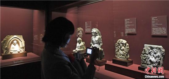 2018年8月，《平山郁夫的絲路世界——平山郁夫絲綢之路美術(shù)館文物展》在甘肅敦煌莫高窟開展。中新社記者 楊艷敏 攝