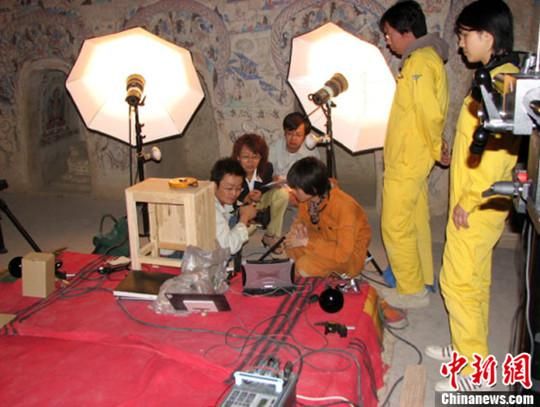 敦煌研究院與日本東京文化財(cái)研究所合作進(jìn)行第285窟多光譜無損調(diào)查工作現(xiàn)場。中新社發(fā) 婁婕 供圖