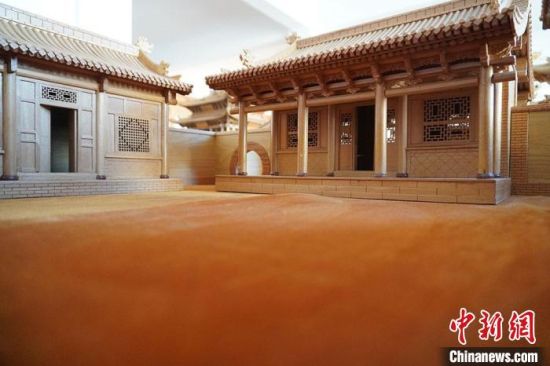 圖為微縮建筑蘭州四合院內(nèi)部結(jié)構?！【琶赖┰?　攝