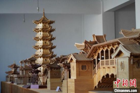 圖為古建筑模型制作技藝傳習所展廳內(nèi)的微縮古建筑作品。　九美旦增 　攝