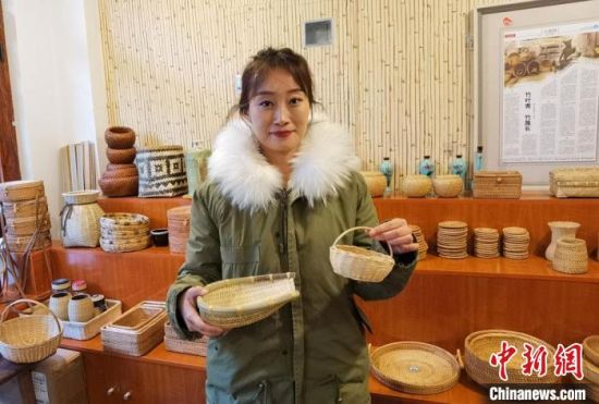 40多種精小玲瓏、純手工制作的新型盛食容器、居家工藝品等，每一件都令人愛不釋手。　馮志軍 攝