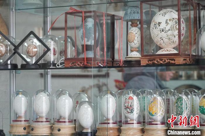 圖為吳義澤收藏柜內(nèi)的蛋雕作品?！【琶赖ぴ?攝