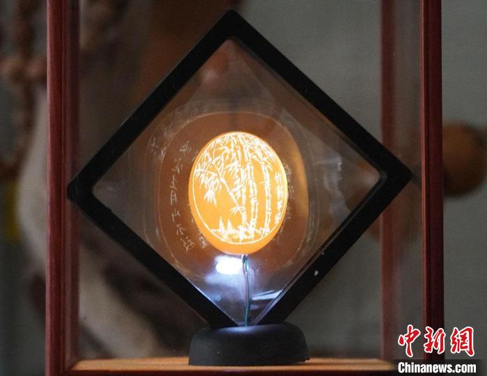 圖為吳義澤新包裝給蛋雕呈現(xiàn)立體感?！【琶赖ぴ?攝