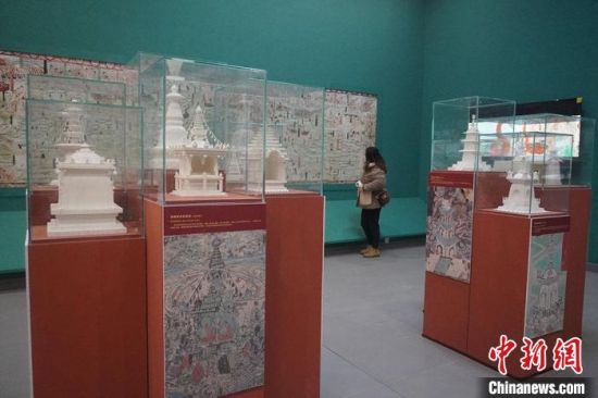 圖為觀眾欣賞數(shù)字復制壁畫?！【琶赖┰?攝