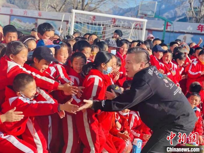 1月初，第五屆“街舞進(jìn)藏鄉(xiāng)”公益助學(xué)活動(dòng)在甘肅甘南結(jié)束，旨在讓藏族學(xué)子感受到街舞魅力?！￡惿菩?攝