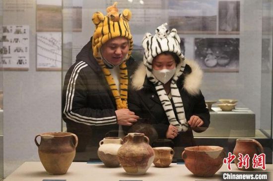 圖為市民戴虎頭帽在博物館內(nèi)參觀。九美旦增 攝