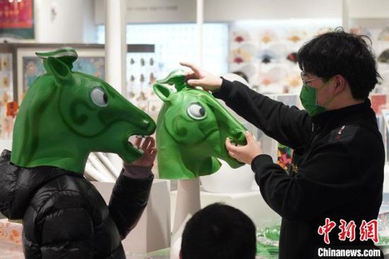 圖為“神馬來了”銅奔馬頭套?！【琶赖┰?攝