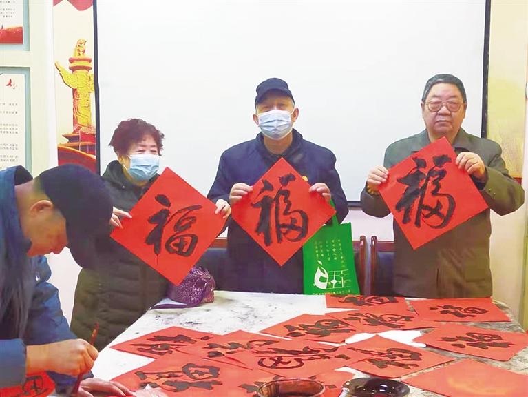 蘭州：“幸福敲門 新春送?！被顒忧榕f家