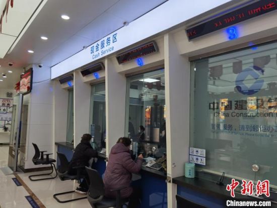 圖為蘭州市民在銀行兌換新鈔?！⌒煅?攝