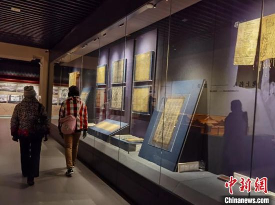 圖為蘭州市民參觀博物館展品?！⌒煅?攝