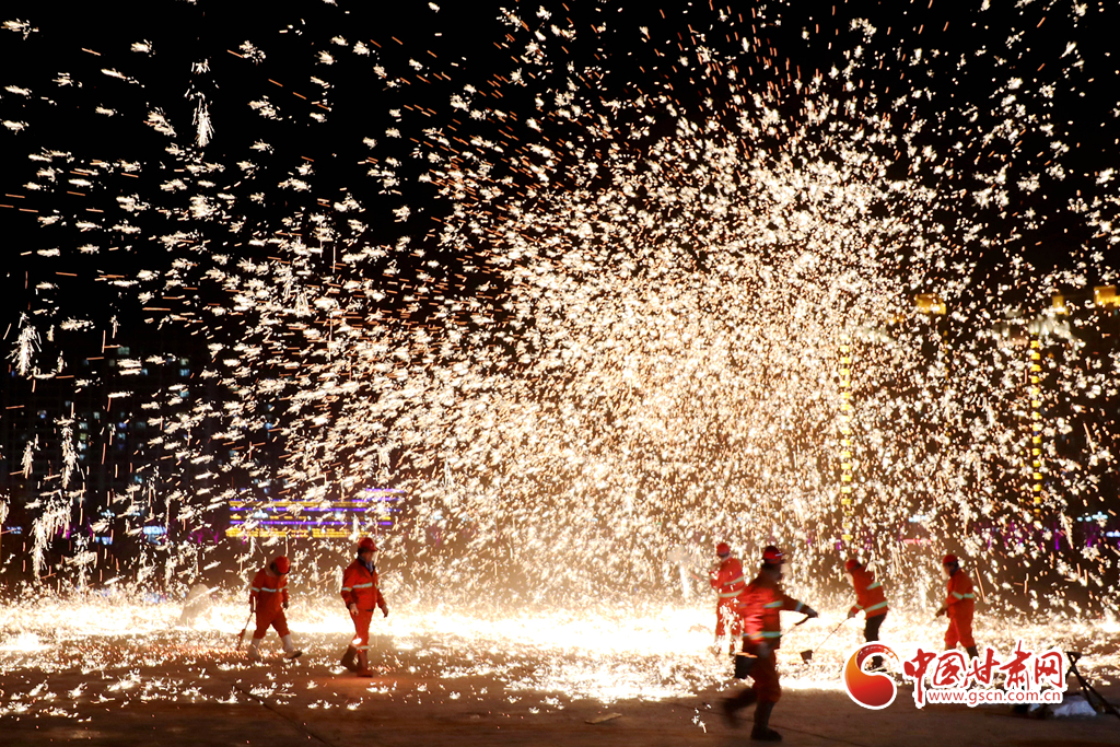 【隴拍客】炫彩奪目！非遺絕技永靖王氏“打鐵花”綻放夜空引關(guān)注