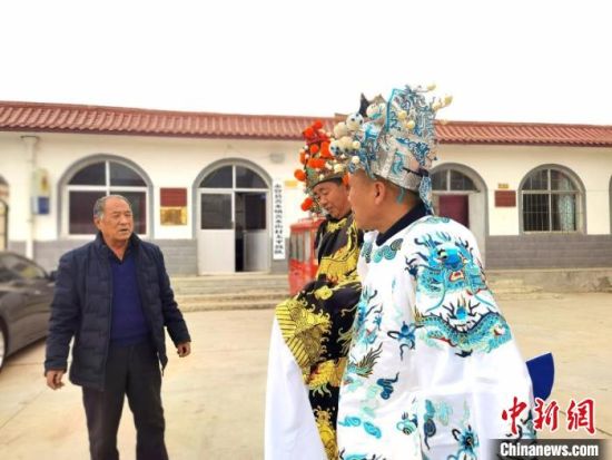 圖為69歲的“苦水高高蹺”國家級傳承人巨海全(左一)，叮囑徒弟們高高蹺練習技巧要領。　閆姣 攝