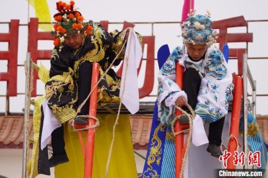 圖為“苦水高高蹺”表演者通過麻繩將腳固定在腳踏板，并在腿部纏繞六七圈?！【琶赖┰?攝