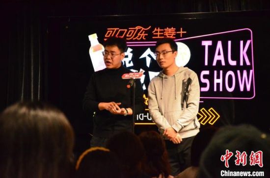 圖為脫口秀演員搭檔表演?！钅?攝