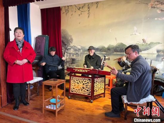 圖為蘭州鼓子表演者王常玉登臺演唱，她是這項入列國家級非物質(zhì)文化遺產(chǎn)的曲藝表演者中，為數(shù)不多的女演員?！堨下?攝