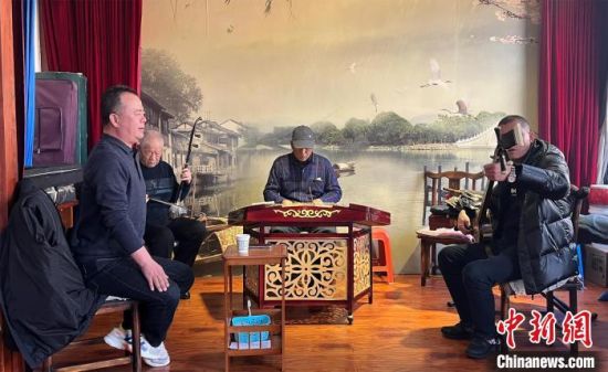 圖為蘭州鼓子愛好者在傳習(xí)所內(nèi)互相搭檔上臺演出?！堨下?攝