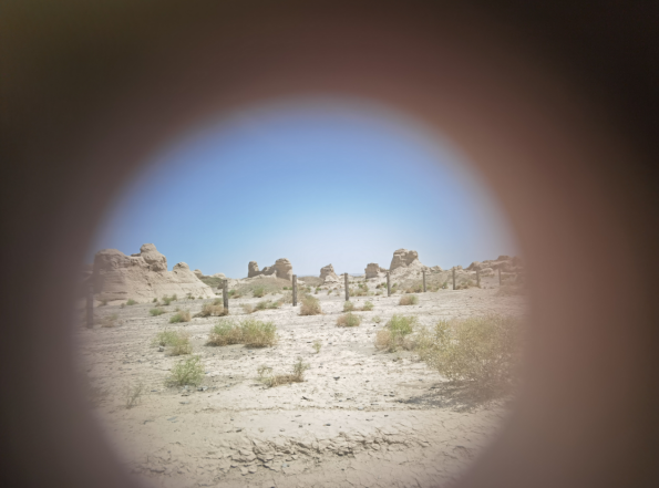 插圖2：透過(guò)河西走廊遺存的古陶片孔洞所見(jiàn)。攝影：陳曉斌。拍攝日期：2020年6月。