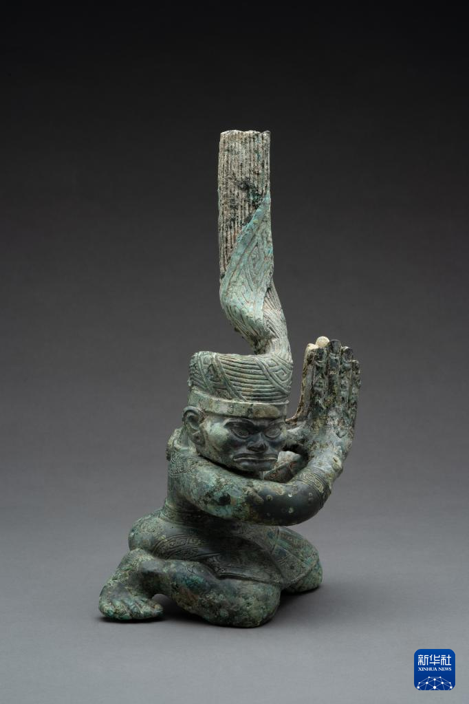 四川廣漢市三星堆商代遺址四號坑出土扭頭跪坐銅人像（資料圖）。