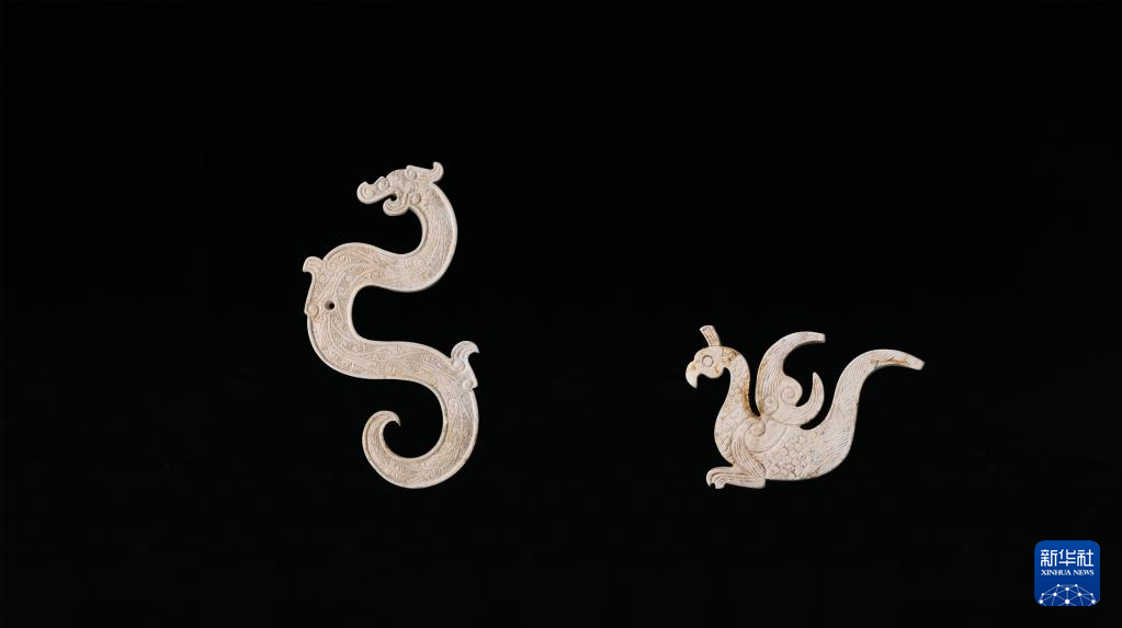 江西樟樹市國字山戰(zhàn)國墓葬出土玉龍、玉鳳（資料圖）。