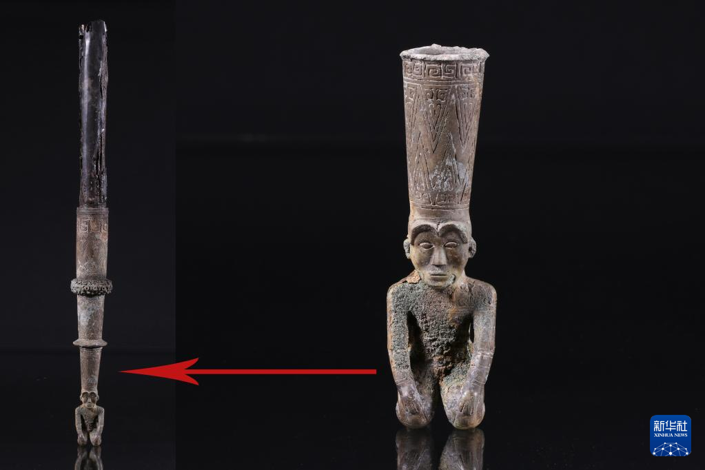 江西樟樹市國字山戰(zhàn)國墓葬出土銅跽坐人鐓（資料圖）。