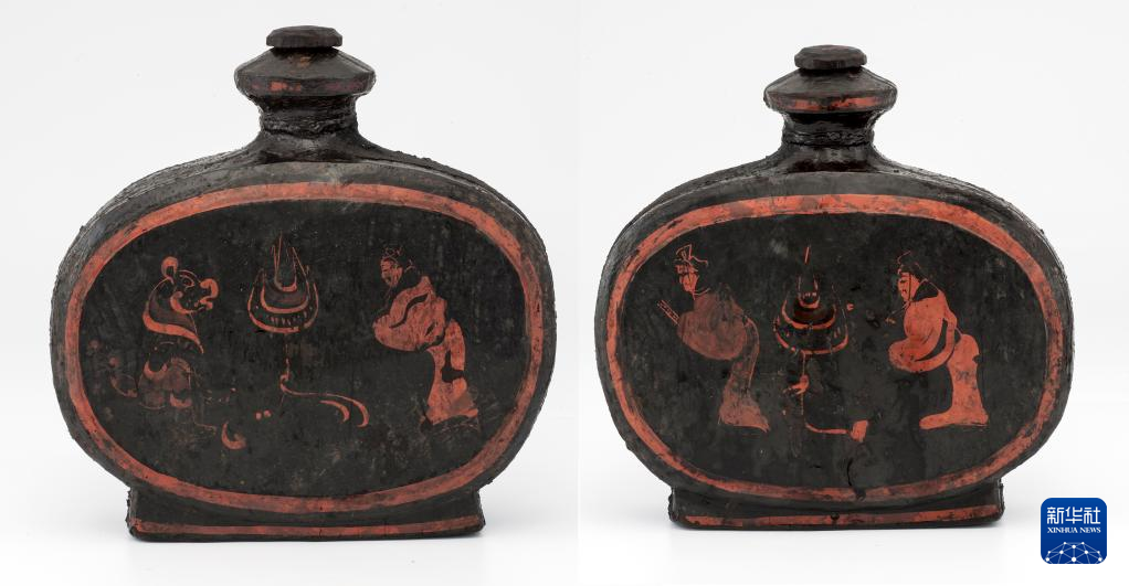 湖北云夢縣鄭家湖戰(zhàn)國秦漢墓地出土扁壺（資料圖）。