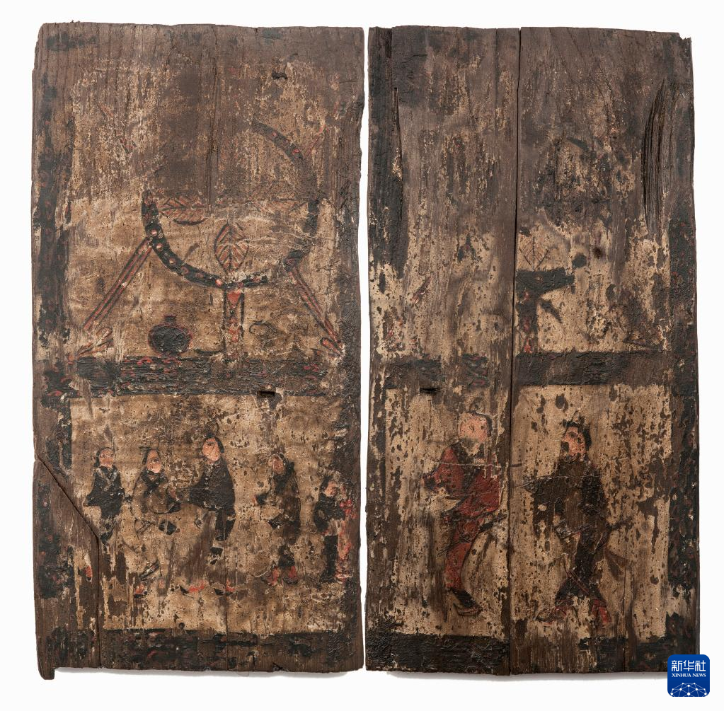 湖北云夢縣鄭家湖戰(zhàn)國秦漢墓地的一處板門繪畫（資料圖）。