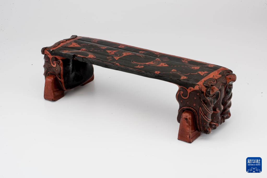 湖北云夢縣鄭家湖戰(zhàn)國秦漢墓地出土漆木虎頭枕（資料圖）。