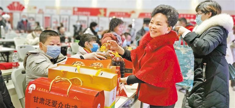 身殘志堅(jiān)的郭淑芳與愛同行37年 點(diǎn)一盞燈，照亮別人也照亮自己