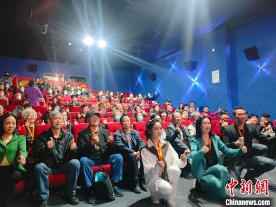 《浴血誓言》主創(chuàng)團隊與到場的紅軍后代合影?！￡愡x斌 攝