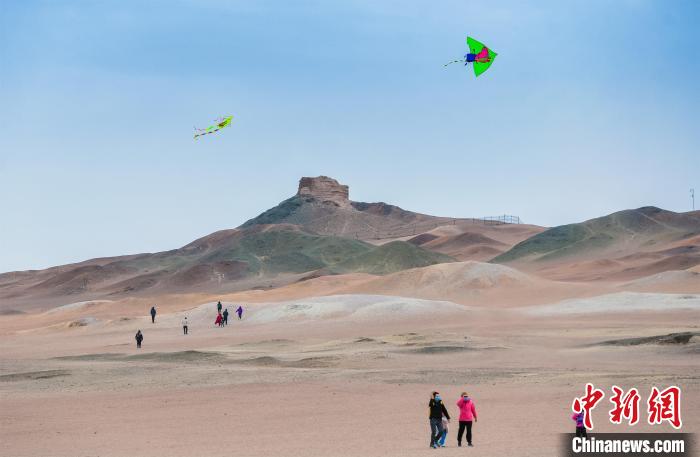 圖為市民正在陽關(guān)景區(qū)放風(fēng)箏?！⊥醣筱y 攝