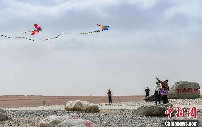 圖為市民正在陽關(guān)景區(qū)放風(fēng)箏?！⊥醣筱y 攝