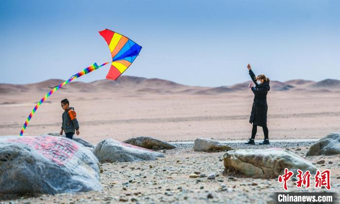 圖為市民正在陽關(guān)景區(qū)放風(fēng)箏?！⊥醣筱y 攝