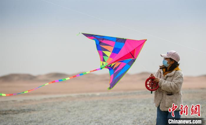 圖為市民正在陽關(guān)景區(qū)放風(fēng)箏?！⊥醣筱y 攝