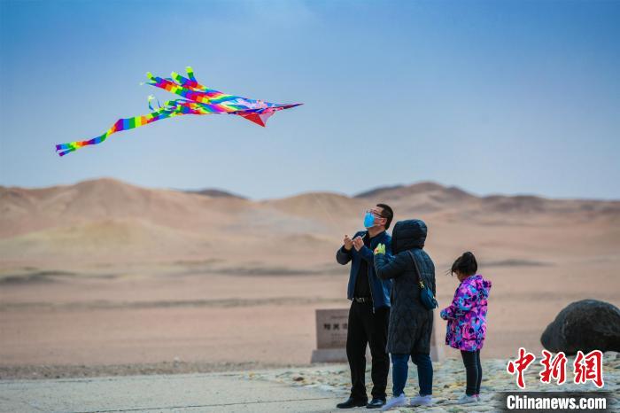 圖為市民正在陽關(guān)景區(qū)放風(fēng)箏?！⊥醣筱y 攝