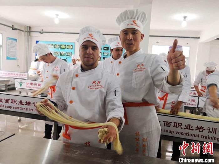 圖為外國(guó)留學(xué)生學(xué)習(xí)牛肉面的制作。(資料圖) 史靜靜 攝