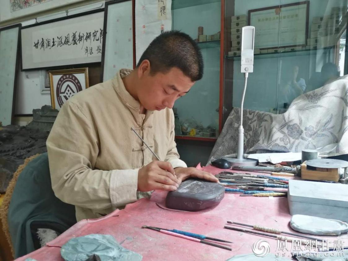 洮硯制作技藝第六代傳人、國家藝術基金資助青年藝術家、正高級洮硯雕刻藝術師李江平十年如一日專注于洮硯制作 圖源自網(wǎng)絡